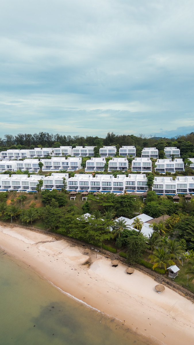 traveloka's tweet photo. Aku abis bikin review staycation di Batam, but… talk to who? 😩

Padahal resort ini tuh definisi hidden paradise! Punya pantai pribadi, suasana tenang dan romantis, ada infinity pool yang cocok banget buat liat sunset bareng pasangan~ https://t.co/GwBFlTqR77
