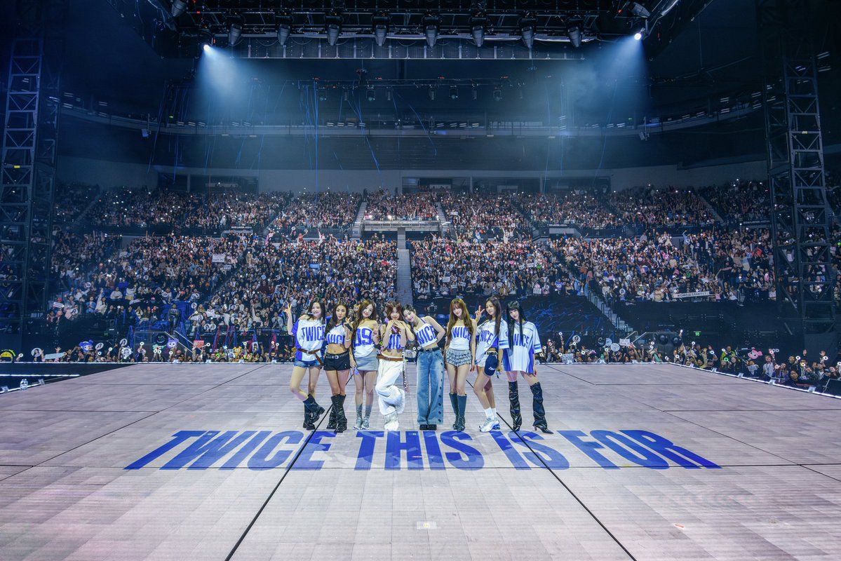 JYPETWICE's tweet image. TWICE &amp;lt;THIS IS FOR&amp;gt; WORLD TOUR IN MELBOURNE - Day 2

From the first song to the last encore - Melbourne ONCE, you made it perfect 🌙🍓
Thank you for celebrating MOMO’s birthday with so much love 💕

#TWICE #트와이스 #THISISFOR
#TWICE_THISISFOR_WORLD_TOUR…