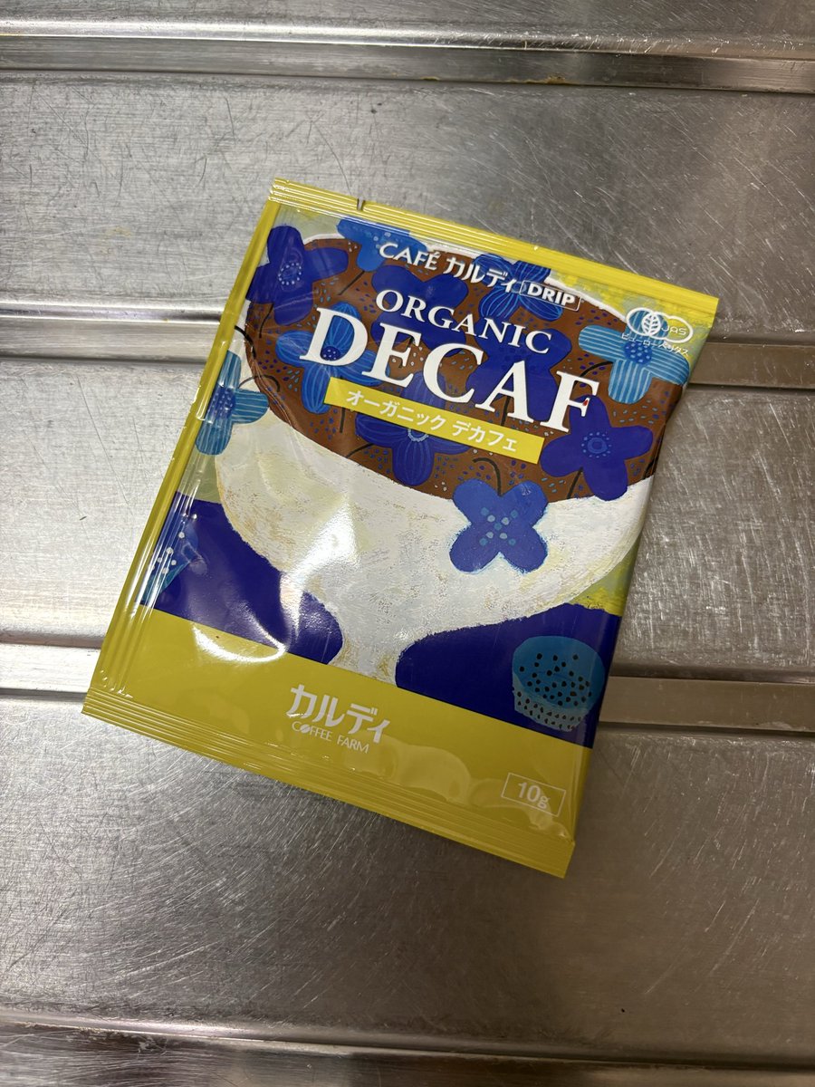 hako3_'s tweet photo. 淹れた瞬間の匂いなんなのめっちゃ臭かった。
でも飲んでる時は気にならなくなった。シンプルに美味しくない。デカフェってこういうもんなのかな、でもカフェインレスってのと引き換えにこの味なら納得かも。 https://t.co/1ljhuAzMjU