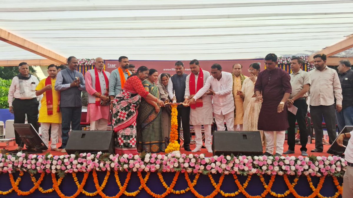TdoMeghraj's tweet photo. ભગવાન શ્રી બિરસા મુંડાજીની 150 મી જન્મ જયંતી ગૌરવ વર્ષ  ઉત્સવ નિમિત્તે જનજાતિય ગૌરવ રથયાત્રાનો   મેઘરજ ખાતે કાર્યક્રમ
@CMOGuj 
@CollectorArv 
@DdoArvalli https://t.co/YzjIuCJi8b
