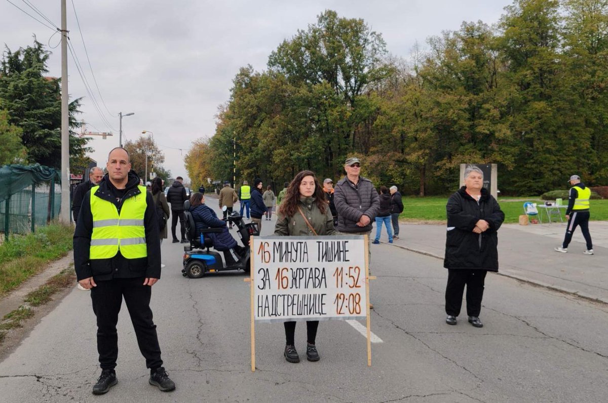 SspAvalskivenac's tweet image. 🔴 41. blokada Avalskog puta – Spomen-park Jajinci.
🕯️ 16 minuta tišine za žrtve pada nadstrešnice u Novom Sadu.

Građani ćute iz poštovanja.
Vlast ćuti iz straha i neodgovornosti.

📍 Stranka slobode i pravde – Avalski venac
#Pravda #NoviSad #Odgovornost
