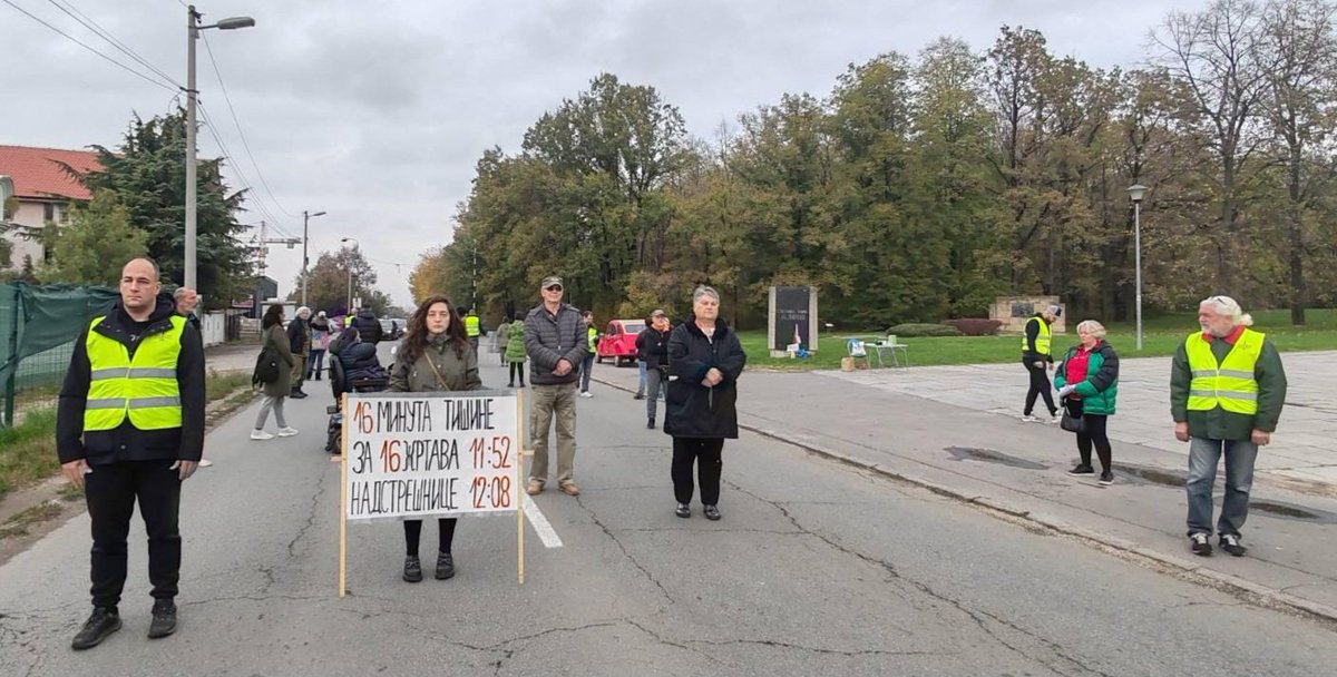 SspAvalskivenac's tweet image. 🔴 41. blokada Avalskog puta – Spomen-park Jajinci.
🕯️ 16 minuta tišine za žrtve pada nadstrešnice u Novom Sadu.

Građani ćute iz poštovanja.
Vlast ćuti iz straha i neodgovornosti.

📍 Stranka slobode i pravde – Avalski venac
#Pravda #NoviSad #Odgovornost
