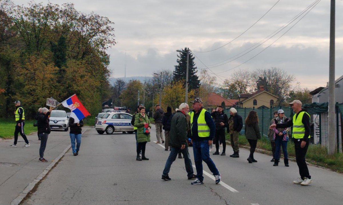 SspAvalskivenac's tweet image. 🔴 41. blokada Avalskog puta – Spomen-park Jajinci.
🕯️ 16 minuta tišine za žrtve pada nadstrešnice u Novom Sadu.

Građani ćute iz poštovanja.
Vlast ćuti iz straha i neodgovornosti.

📍 Stranka slobode i pravde – Avalski venac
#Pravda #NoviSad #Odgovornost
