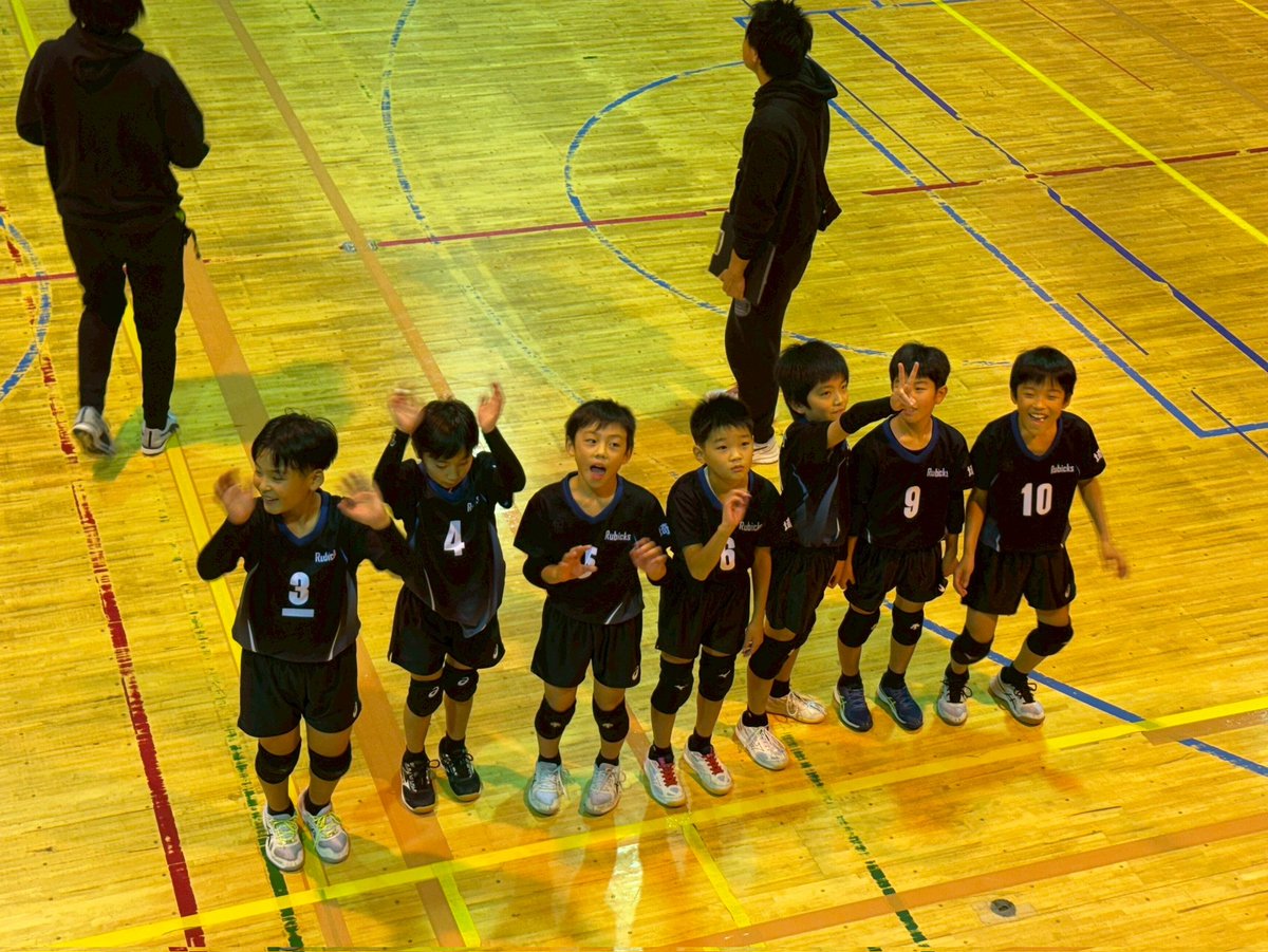 rubicks_iruma's tweet image. 本日は若鮎杯といって五年生以下の大会🏐親善大会みたいに見えるが実は2月の新人大会のシード権を得られるため密かに大事な大会である😒
結果は四チームで1位👏無事にシード権獲得👍️素晴らしい試合でした😚マジで自慢の息子たちですな❤
そして六年2人は出れない大会だったけどナイス応援でした🙏