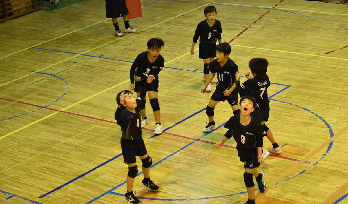 rubicks_iruma's tweet image. 本日は若鮎杯といって五年生以下の大会🏐親善大会みたいに見えるが実は2月の新人大会のシード権を得られるため密かに大事な大会である😒
結果は四チームで1位👏無事にシード権獲得👍️素晴らしい試合でした😚マジで自慢の息子たちですな❤
そして六年2人は出れない大会だったけどナイス応援でした🙏
