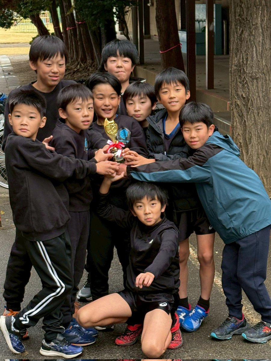 rubicks_iruma's tweet image. 本日は若鮎杯といって五年生以下の大会🏐親善大会みたいに見えるが実は2月の新人大会のシード権を得られるため密かに大事な大会である😒
結果は四チームで1位👏無事にシード権獲得👍️素晴らしい試合でした😚マジで自慢の息子たちですな❤
そして六年2人は出れない大会だったけどナイス応援でした🙏