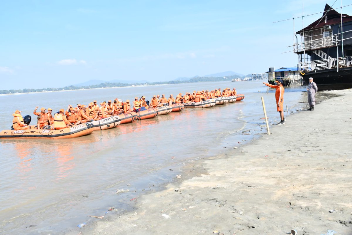 01NDRF's tweet photo. 1st Battalion NDRF deployed at Lachit Ghat, Brahmaputra River, Guwahati (Assam) during the 93rd #AirForceDay celebration.
#IAF #flypast #guwahati
@NDRFHQ https://t.co/k0SAsgwKVs