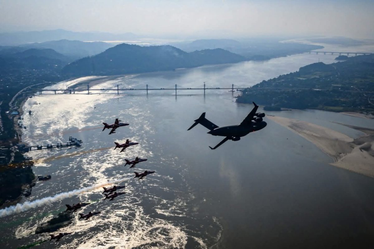 TheAshokSinghal's tweet photo. The mighty C-17 Globemaster roared over the Brahmaputra - Power. Pride. Precision in motion. 🇮🇳
#FlyingDisplay2025 https://t.co/ebEHKd4c7J