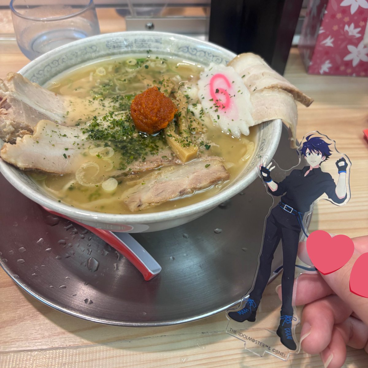 aminonp_315's tweet image. 浮上する頻度落ちそうなので今のうちに合同Day.2ご挨拶できる方いたら♡お願いします！！
🤍🍫名刺新しく作るので是非〜🙌

画像は流れ防止らーめん🍜