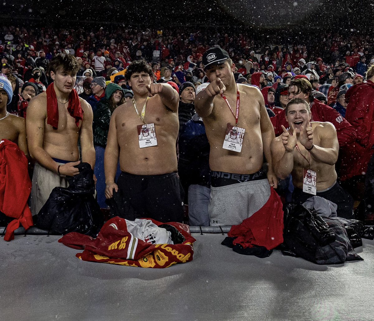 McNamara_247's tweet photo. Couple Wisconsin recruits enjoying the game/weather last night. 

📸: @dsanger88 https://t.co/HGiyx586ET