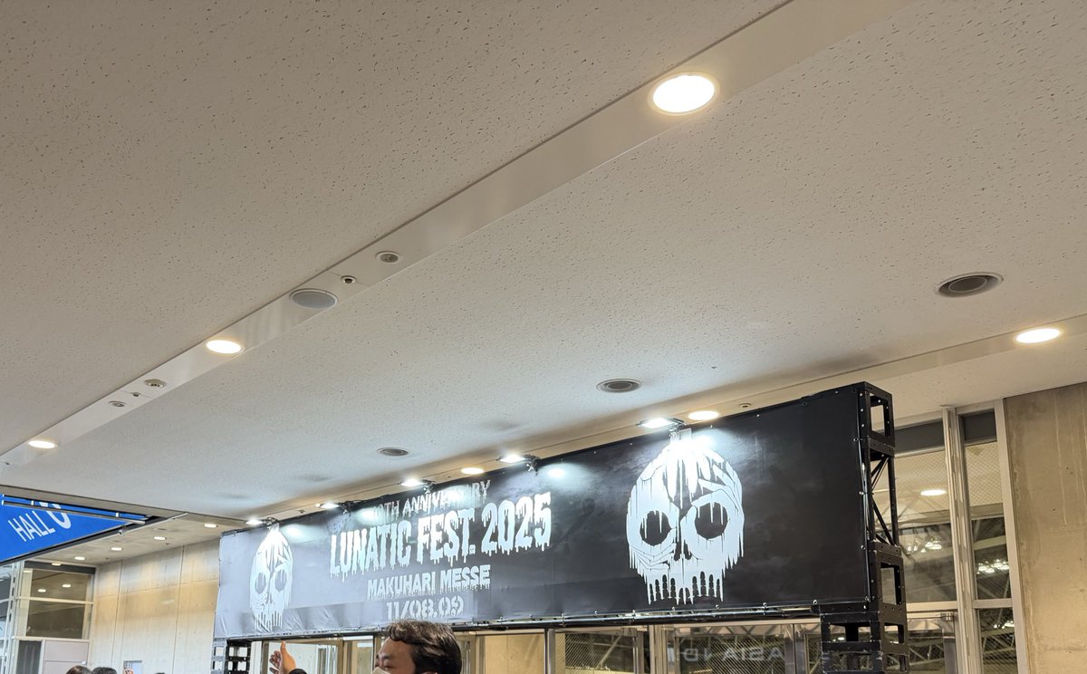 aco_trinity's tweet photo. 私、ルナフェス1日目だけの参加でしたが本当最高でした！！
最初から最後まで思いっきり楽しませていただきました！
最後号泣😭
計画的にトイレ済ませてなんとかDIRやLUNA SEA前で見たくて、最終的にLUNA SEAは最前2列目でスギ様目の前でした😭
体バキバキすぎるけど本当最高でした😭 https://t.co/jeszbTa51D