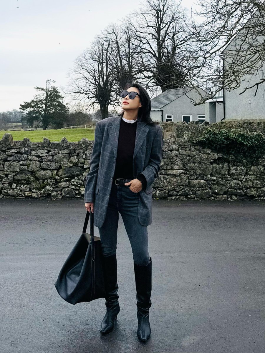 mi_yasam's tweet image. Don’t forget to layer with a statement coat in neutral tones—warmth and style in one. 🧥❄️
#StatementCoat #WinterLayers #NeutralTones #EffortlessElegance