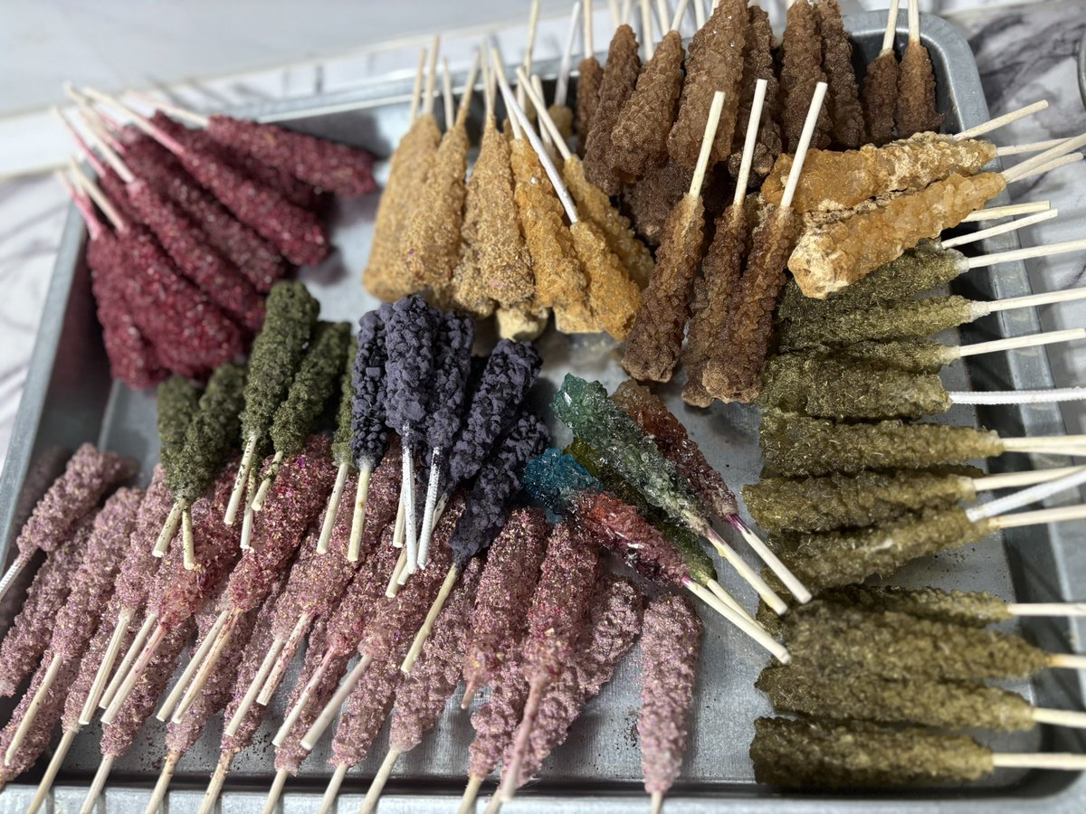 Nora_3_12's tweet image. بچه ها من نبات های دمنوشی و قند های گیاهی و رنگی درست میکنم.کمکم میکنید محصولم دیده بشه؟🤭