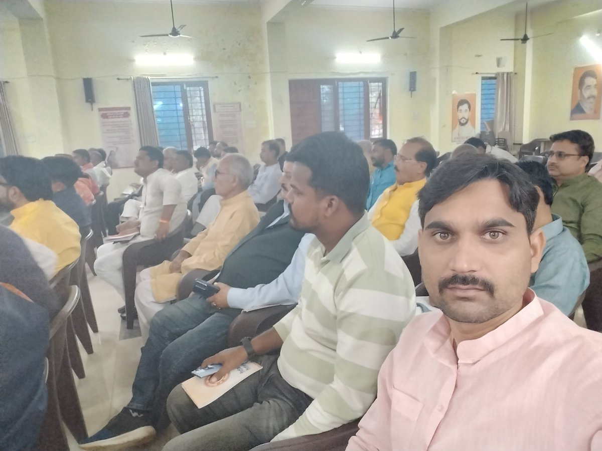 vindeshpandey_'s tweet photo. भाजपा कार्यालय देवरिया जिला पदाधिकारी गण की बैठक में जिला प्रभारी  श्री संतराज यादव  जिलाध्यक्ष ���्री भूपेंद्र सिंह  के नेतृत्व मे आवश्यक बैठक हुई पार्टी के निर्देश के  क्रम में  आगामी अभियानों के कार्ययोजना के  बारे मे सभी पार्टी पदाधिकारियों को अपने  कार्य की  जिम्मेदारी  दी गई! https://t.co/VyeQd6HJZr
