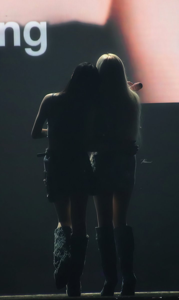 KornnaphatsG's tweet photo. หัวดำซบหัวทอง โอบด้วย! 🫶🏻🔥

LINGORM HER AND HERS FANCON  
#LingOrm1st_ImpactFANCON
#LingOrm #หลิงออม‌ https://t.co/g5MRP4RuxP