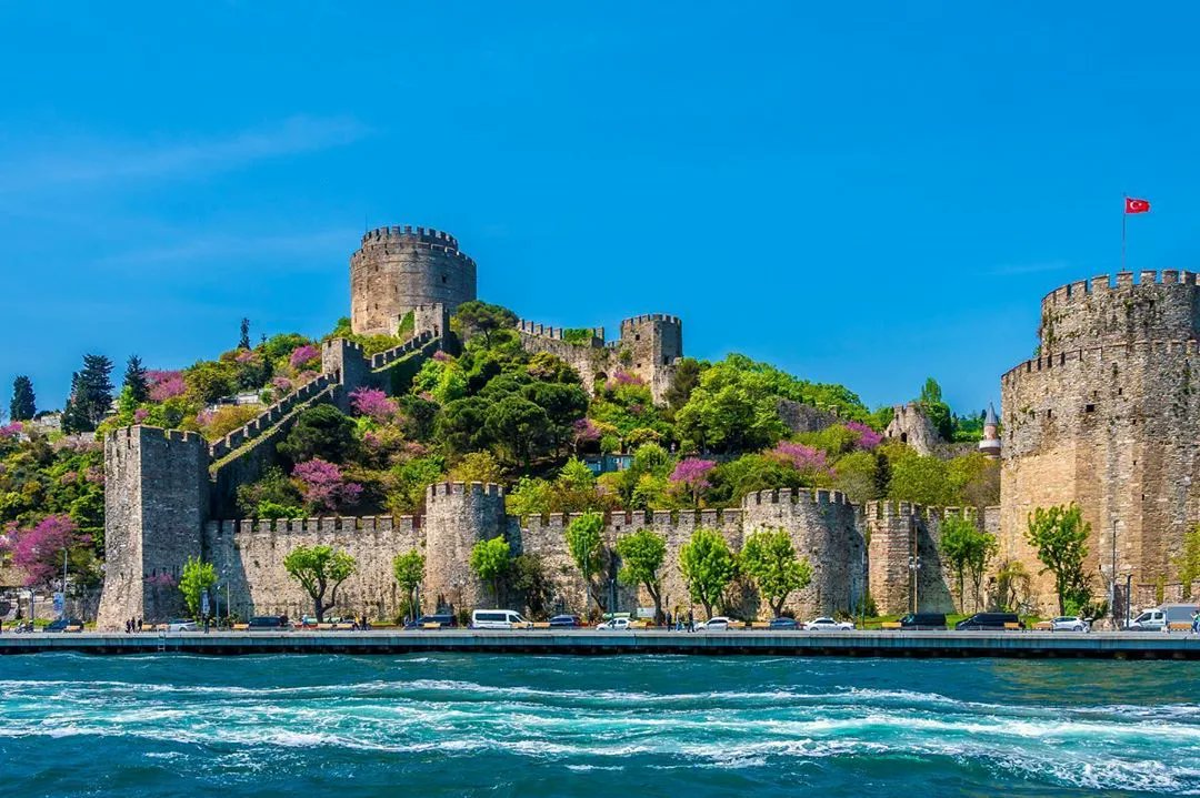 excursionturkey's tweet photo. Sunrise on the Bosphorus! 🌅

Skip the ordinary. Cruise between continents, enjoy a full Turkish breakfast, and see Istanbul’s palaces up close.

Get your tickets 👇
 https://t.co/I1mzFowmll

#Bosphorus #Istanbul #Travel https://t.co/cs2Avv7aUB