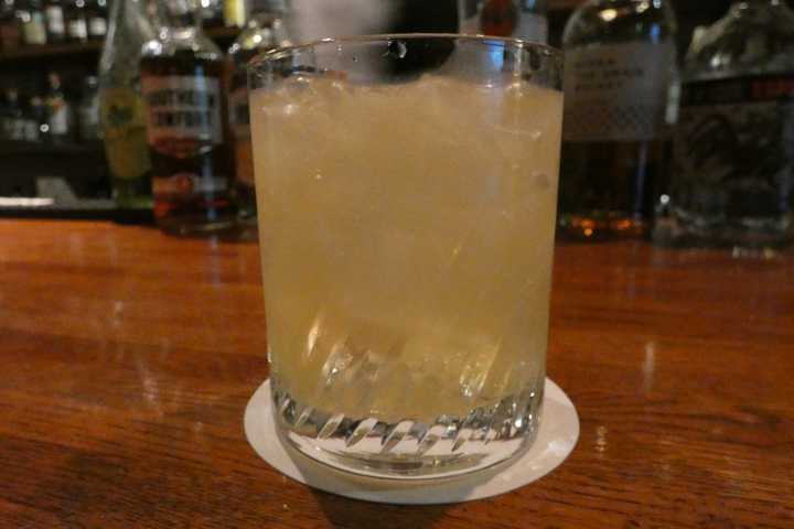 fortunehills's tweet photo. ハニー・イエローの美しいカクテルをいただきました。 ラム酒「ロンリコ」とリキュール「サザンカンフォート」を使った「ジャック・ター」です。 酒言葉は「心の仲間を求める白雪姫」。ゆっくり時間が進む空間です。#ハニーイエロー #カクテル #ジャックター #シェーカー #フルーティー #dbar https://t.co/sivecHHIun