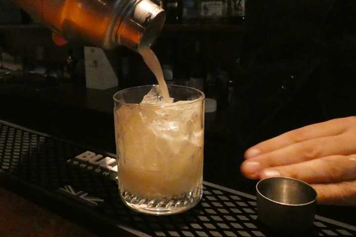 fortunehills's tweet photo. ハニー・イエローの美しいカクテルをいただきました。 ラム酒「ロンリコ」とリキュール「サザンカンフォート」を使った「ジャック・ター」です。 酒言葉は「心の仲間を求める白雪姫」。ゆっくり時間が進む空間です。#ハニーイエロー #カクテル #ジャックター #シェーカー #フルーティー #dbar https://t.co/sivecHHIun