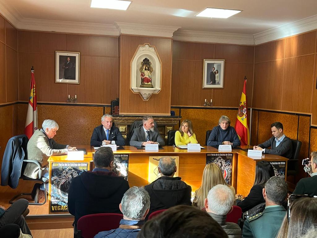 diputacionleon's tweet image. 🐐 El presidente de la #DiputaciónDeLeón, @courel1966, encabeza este domingo la nutrida representación de la institución provincial en la XXXIV Feria de la Cecina de Chivo de #Vegacervera, cita que pone en valor la tradición, el producto local y la riqueza gastronómica de León.