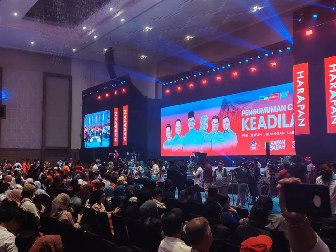 This is the first time that I can remember that there is a Sabah flag but no Malaysia flag when a PM is attending a function in Sabah.