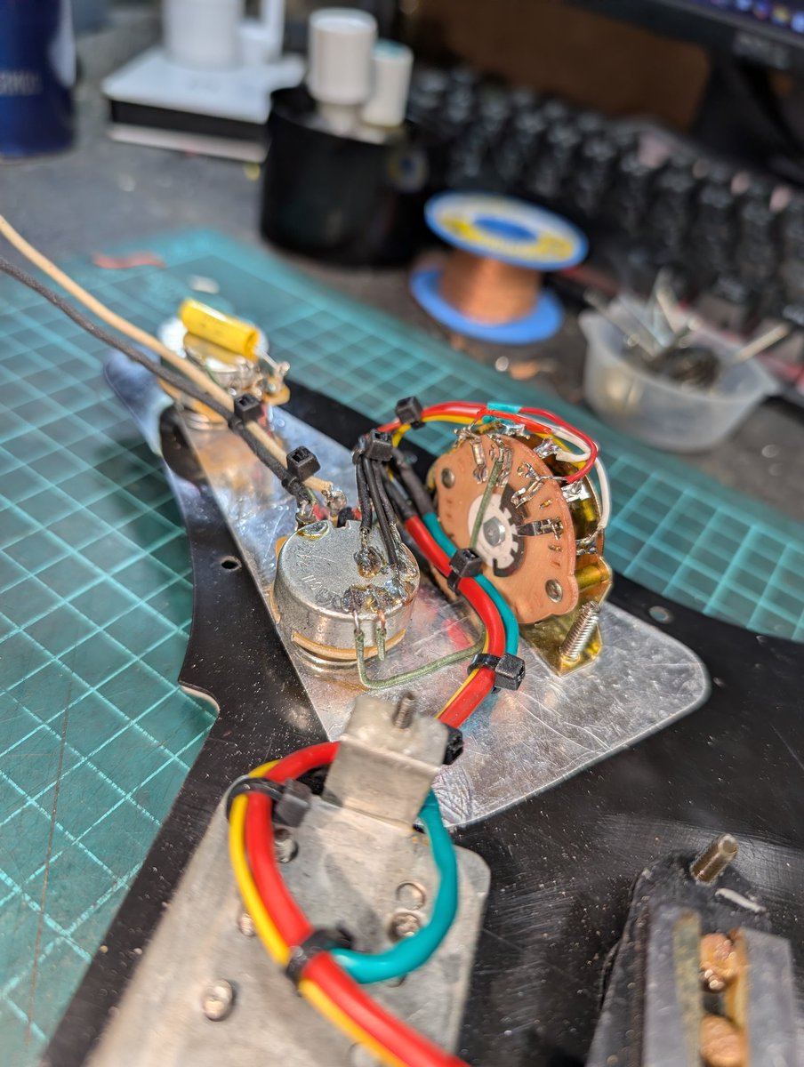 HotRodMod's tweet image. めっちゃ古いIbanezのRG350をオーバーホール。
指板のインレイがドットのモデルだからかなり前のモデルだと思います。
カラフルな配線が映えるようにワイヤリングしました。
見えなくなるけどね。
トラスロッドカバーは欠品してたのでプラ板で製作しました。

@IbanezJapan #Ibanez #RG350 #hotrodmod