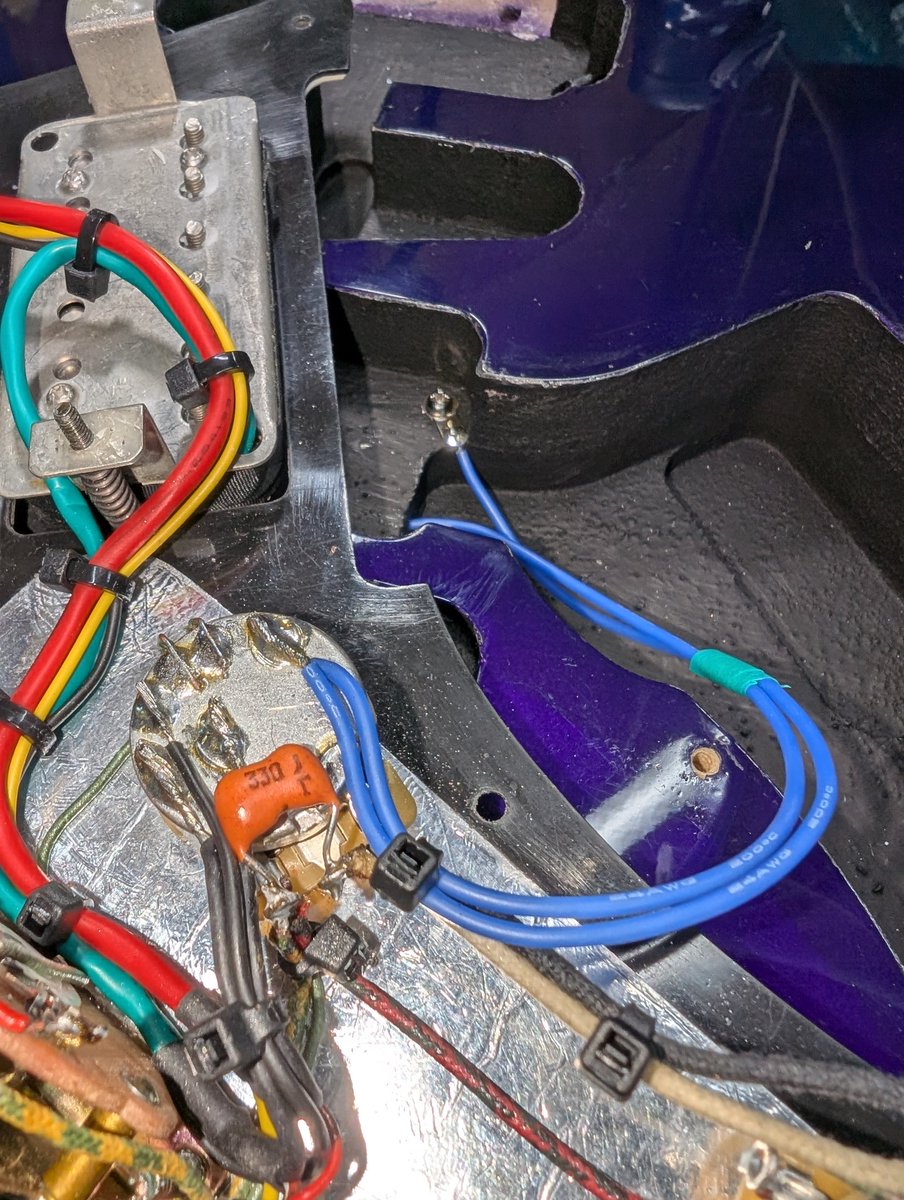 HotRodMod's tweet image. めっちゃ古いIbanezのRG350をオーバーホール。
指板のインレイがドットのモデルだからかなり前のモデルだと思います。
カラフルな配線が映えるようにワイヤリングしました。
見えなくなるけどね。
トラスロッドカバーは欠品してたのでプラ板で製作しました。

@IbanezJapan #Ibanez #RG350 #hotrodmod