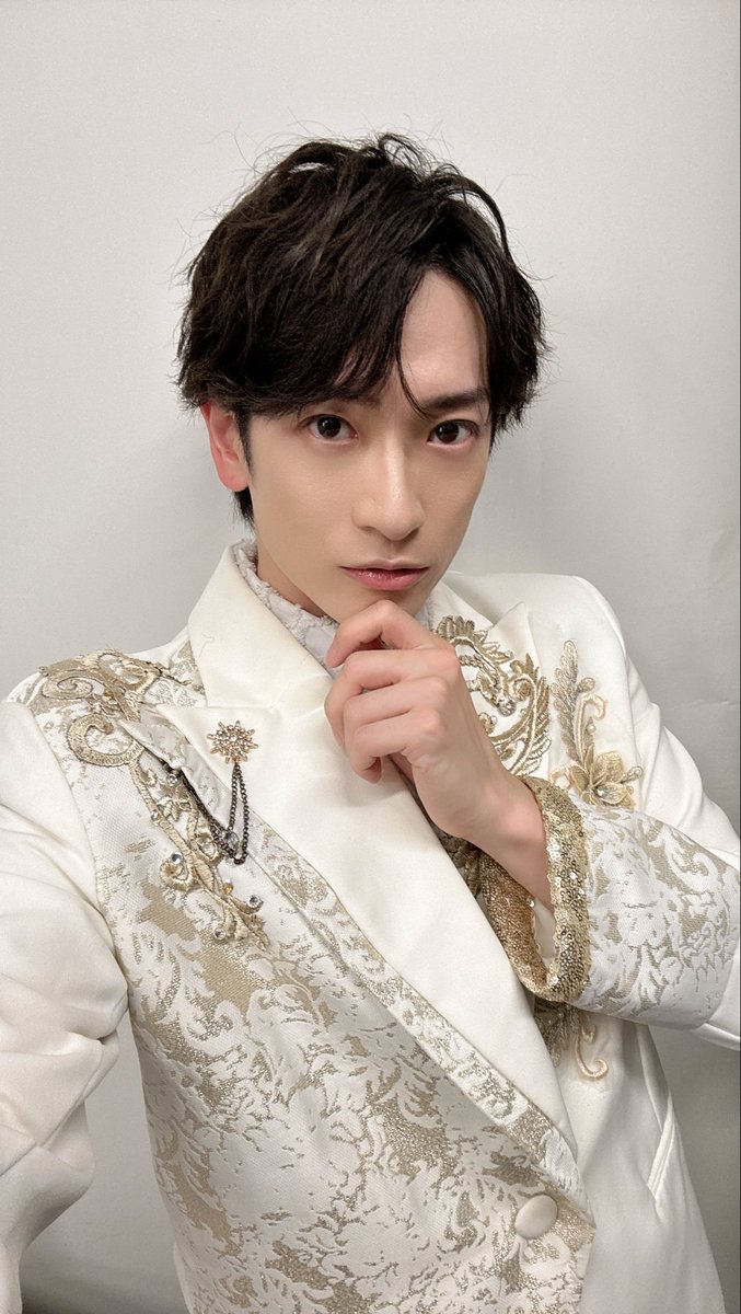 第10回 #華コン ありがとうございました！

今回お久しぶりの衣装✨
中には初めて生で見た方もいるかも？🤔

新カバー曲は「ラブストーリーは突然に」の振付を担当しました👍
ドラマ内のシーンをイメージした演出も入れてみましたが、いかがでしたか？🥰

来月もよろしくお願いします🫰

#華MEN組