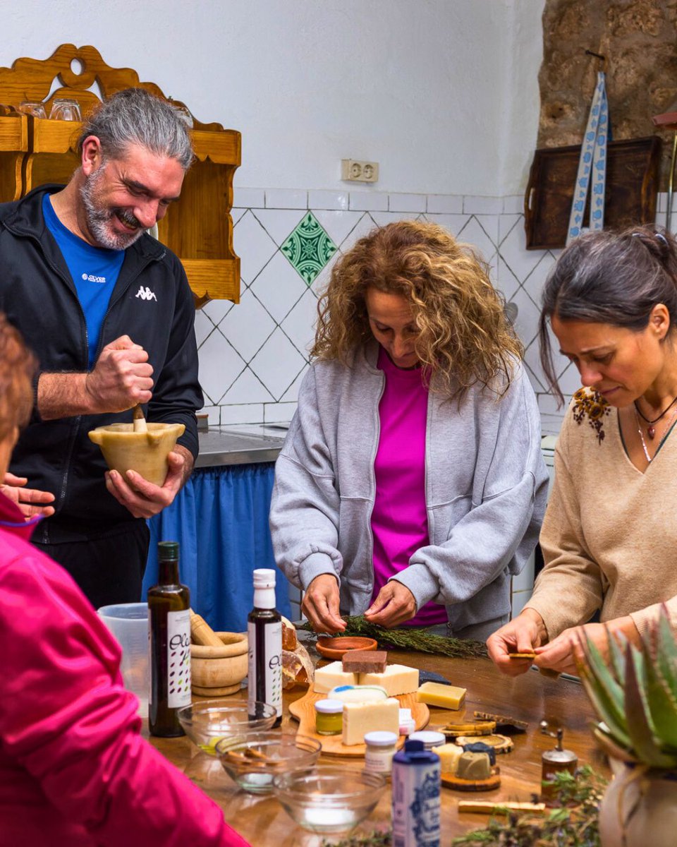🌿¿Te gustaría aprender a elaborar cosmética artesanal? Entonces no te puedes perder esta actividad en el Cortijo El Soto, en📍Beas de Segura.

Aprenderás a elaborar tus propios productos artesanales con ingredientes locales🌸 

🔗 jaenparaisointerior.es/es/w/cosmetica…