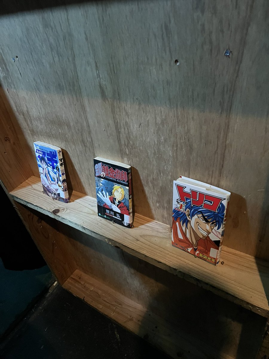 Ukyo0518's tweet image. 大道具
やー痺れました
ページを捲った先におすすめが出てくるだけで
はぁ…(感動でため息)
ってなってたところにページ捲り直したら真っ白て
ずるいよ
好きになるよ

客席横のおすすめ書籍たちも個性出てて良かった
これ絶対織田くんだな
貫いてんな
(2枚目を見ながら)

#劇団眠ポ
#劇団眠ポ_四夜目