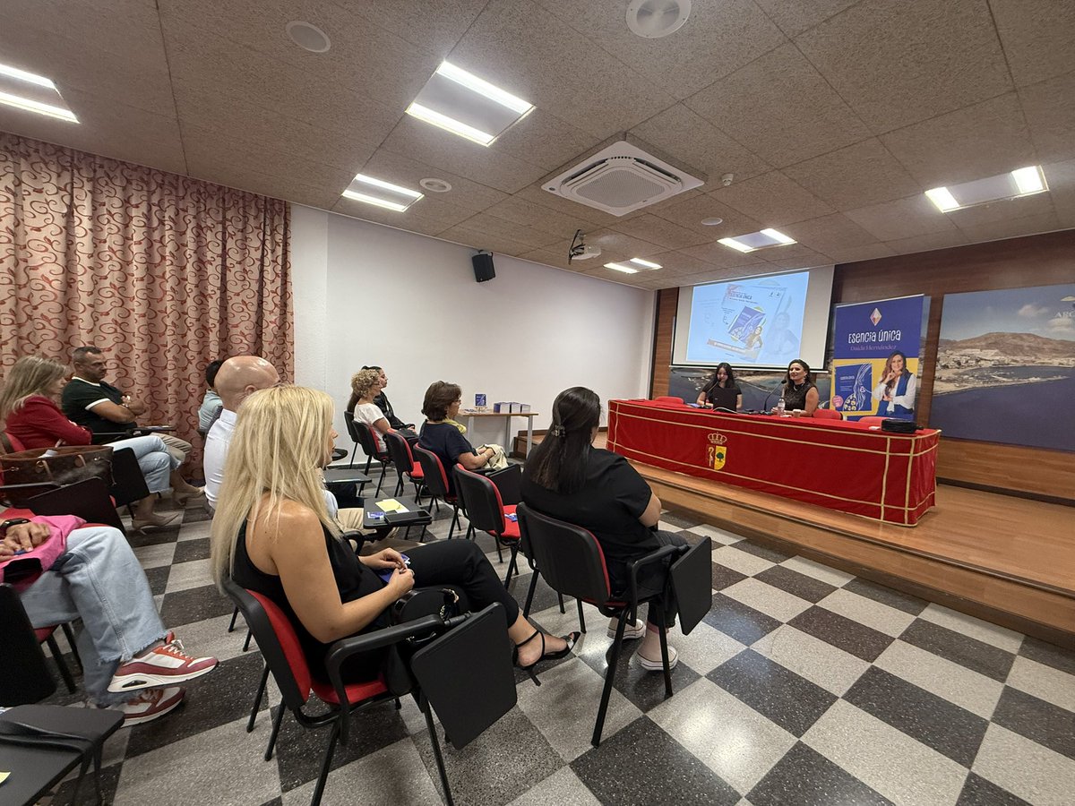 NaimAlonso's tweet image. ✨ Este jueves 7 de noviembre a las 18:00 h, el Centro Cultural de Los Cristianos tuvo la presentación del libro “Esencia única” de Daida Hernández. 🌿📖

#AronaCultura #LosCristianos #DaidaHernández