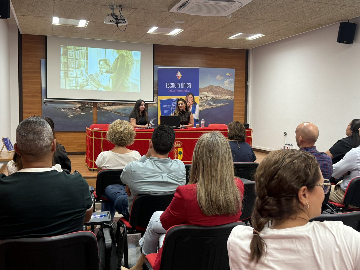 NaimAlonso's tweet image. ✨ Este jueves 7 de noviembre a las 18:00 h, el Centro Cultural de Los Cristianos tuvo la presentación del libro “Esencia única” de Daida Hernández. 🌿📖

#AronaCultura #LosCristianos #DaidaHernández