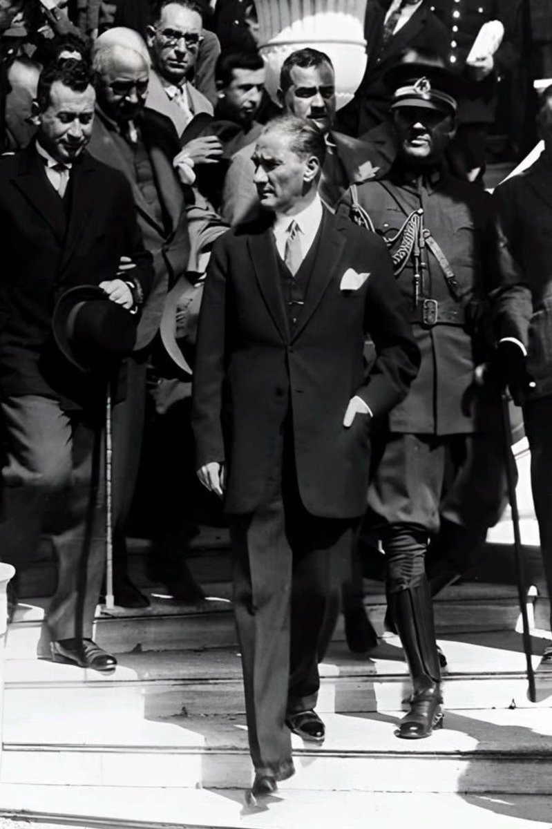 Vefatından 90 yıl sonra bile örümcek beyinlileri kudurtuyorsun ya çok büyüksün Atam🖤