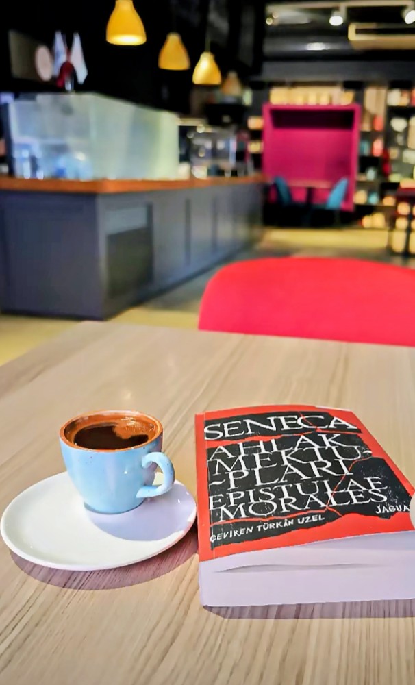 💫 Bir kahve kokusuyla başlayan ,

Bir kitabın sayfalarında devam 

        Eden yolculuk :

Belki de kendi içimize 

Yapacağımız en güzel  keşiftir ...

#pazar 
#kahve 
#huzurla 
#umut 
#sevgi