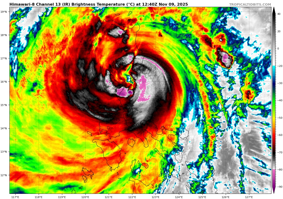 jnmet's tweet image. Powerful Typhoon #Fung-wong/#Uwan is making landfall between Dipaculao and Dinadiawan Beach in #Luzon. The storm will emerge off the west coast of Luzon on Monday, local time.
