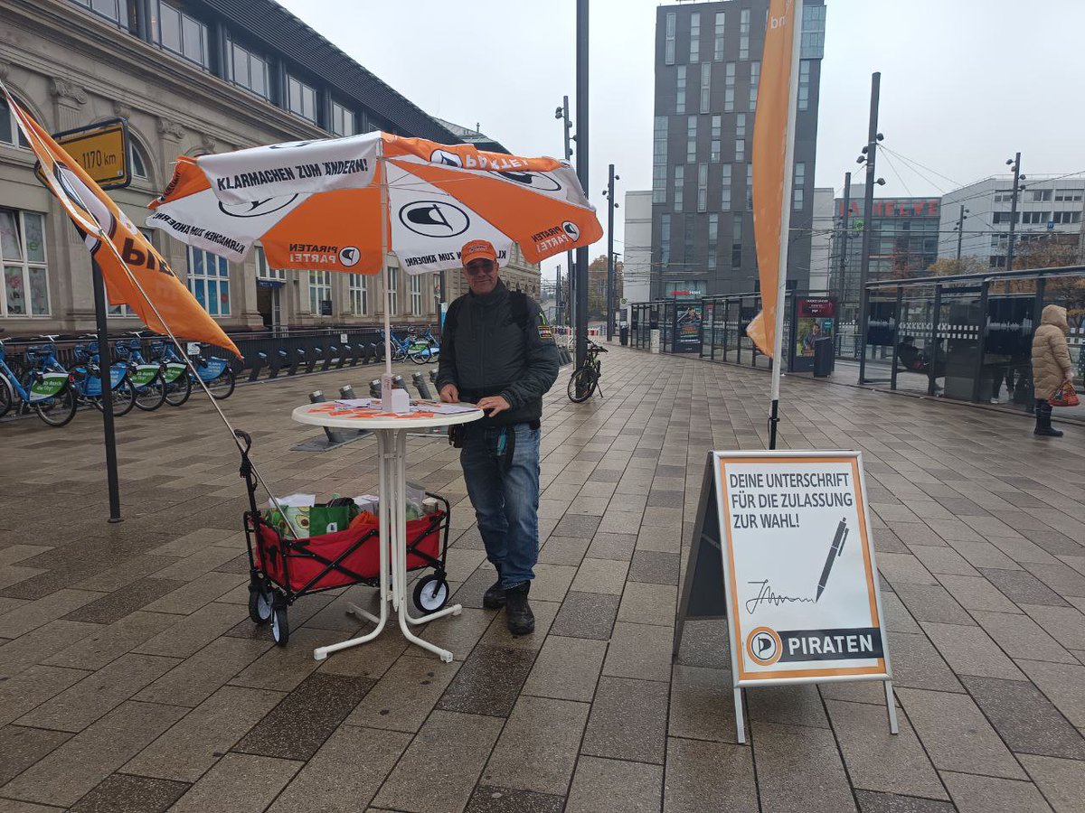 Wir sind heute in #Mannheim auf dem Willy-Brandt-Platz. Kommt vorbei, informiert euch und unterschreibt für die Zukunft – für digitale Freiheit, soziale Gerechtigkeit, eine starke #Demokratie und gegen Palantir-Überwachung. 💛 #Piraten #LTW26 #NoPalantir