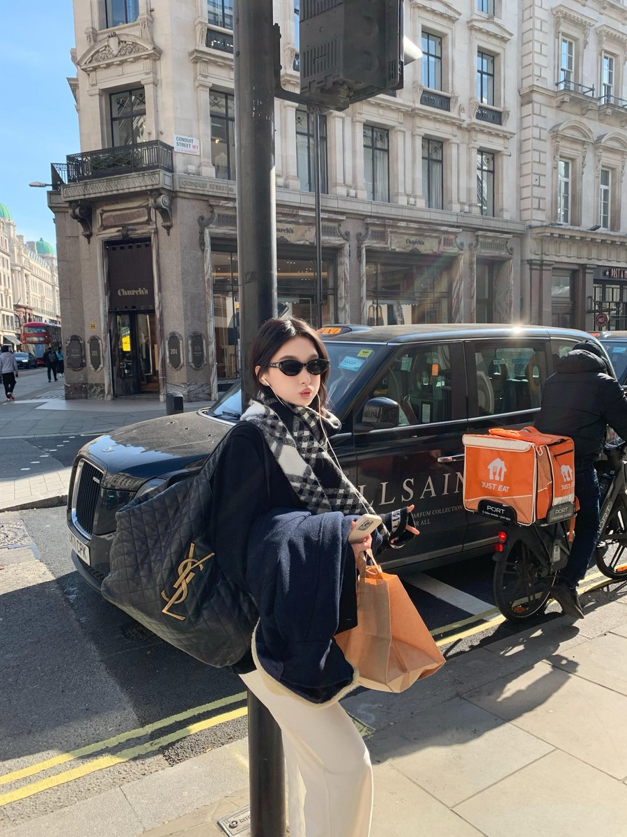 VtoZDQiUUNKDKvo's tweet image. A classic beige trench, cashmere sweater, and soft wool trousers—winter, perfected. 🍂🧣
#WinterPerfection #BeigeStyle #TimelessFashion #WinterLayering