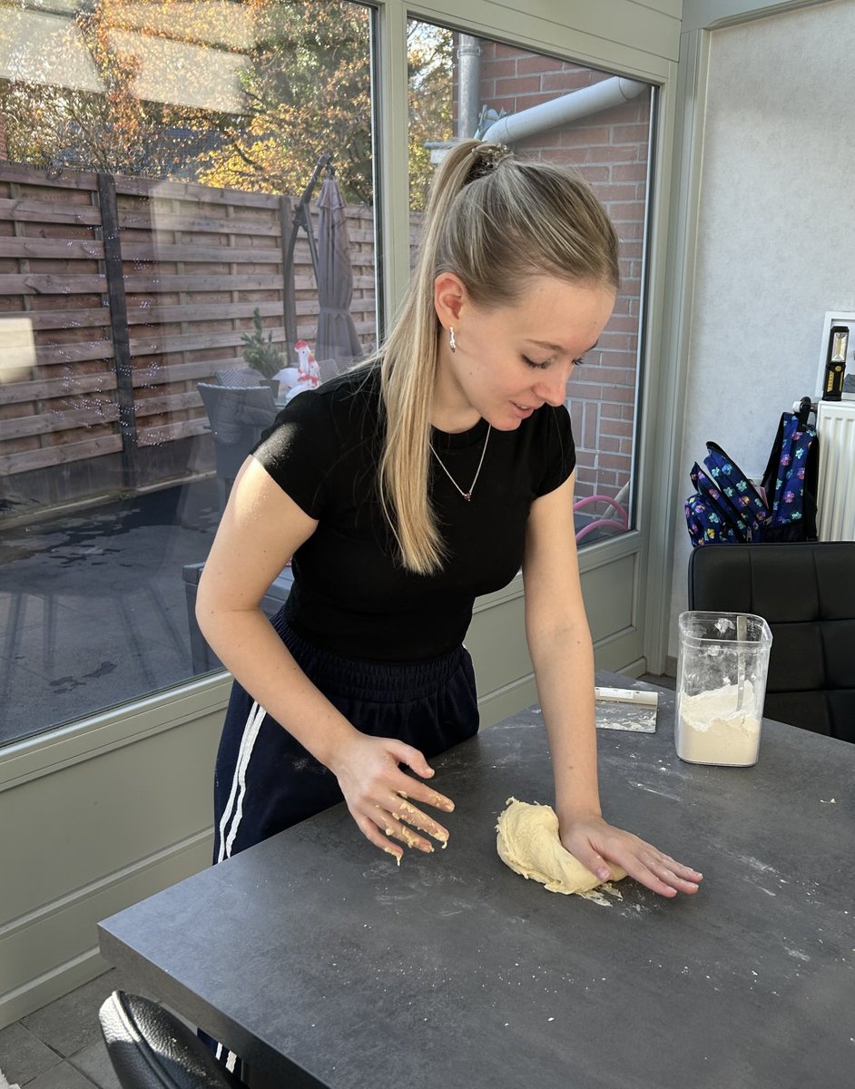 VanBael1's tweet photo. En de dochter maakt appeltaart https://t.co/LoMFExQwaO