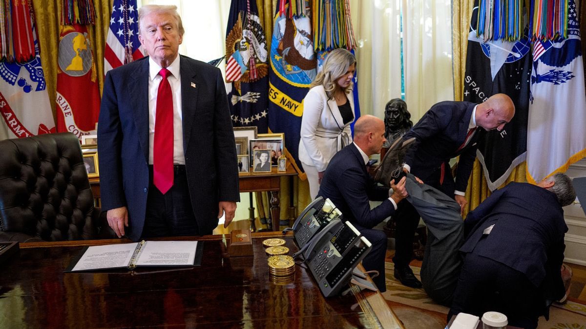 木曜の記者会見中、陪席の男性が倒れても気にしないトランプ。実際は何が起きたのかと振り返るのでうまく切り取ったようにも思えるが、特に心配している様子は見せなかったためこの人の冷淡さを象徴する一枚なのは確かだ。記者を追い出した後、1時間後「企業代表が倒れたが、彼は大丈夫だ」と会見再開