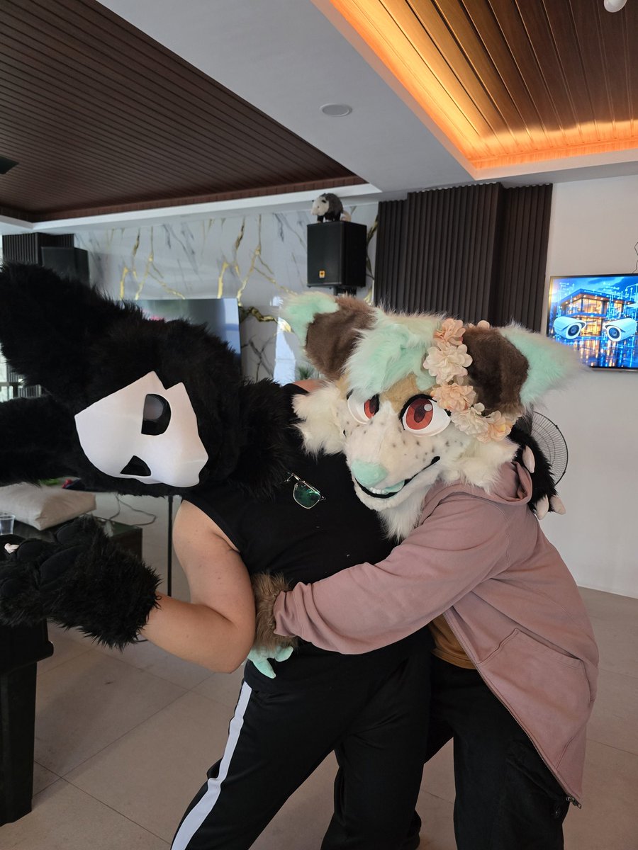 Seabashed's tweet image. Pool Party w/ my friends 🎉🎊🍻