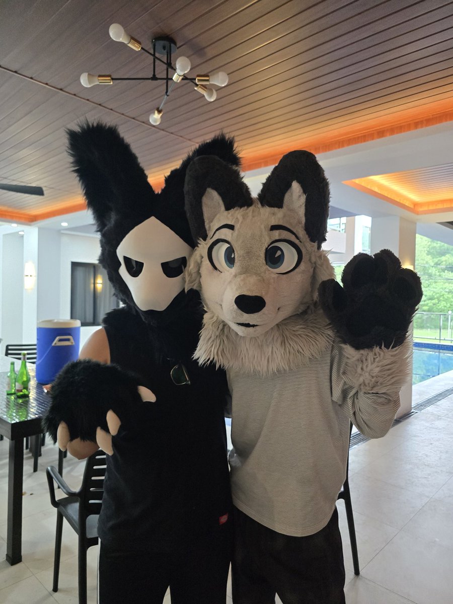 Seabashed's tweet image. Pool Party w/ my friends 🎉🎊🍻