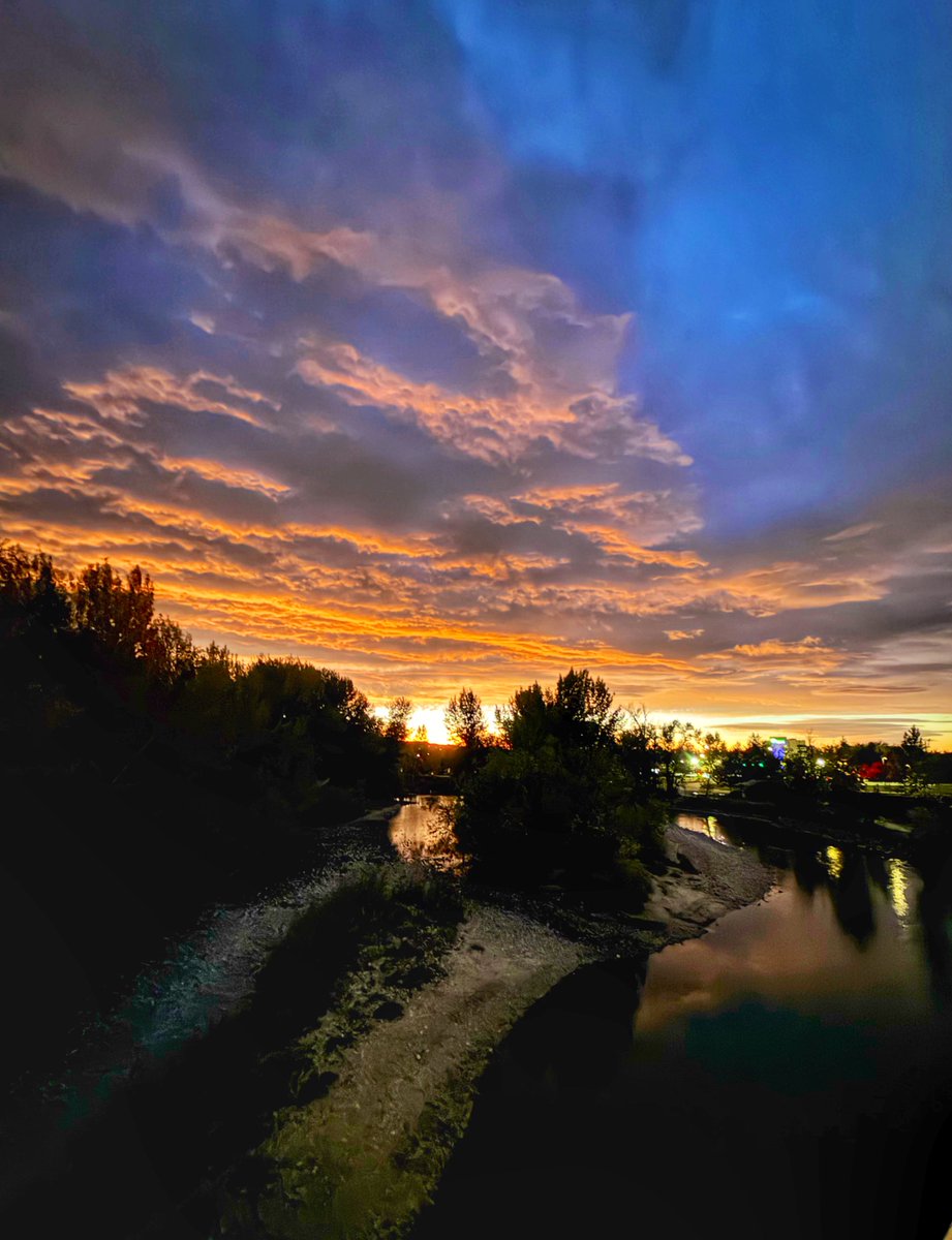 8ntmuch's tweet photo. ☀️ Sunrise Sunday

QP or post a picture of a sunrise (or sunset) https://t.co/xEMMHosNXU