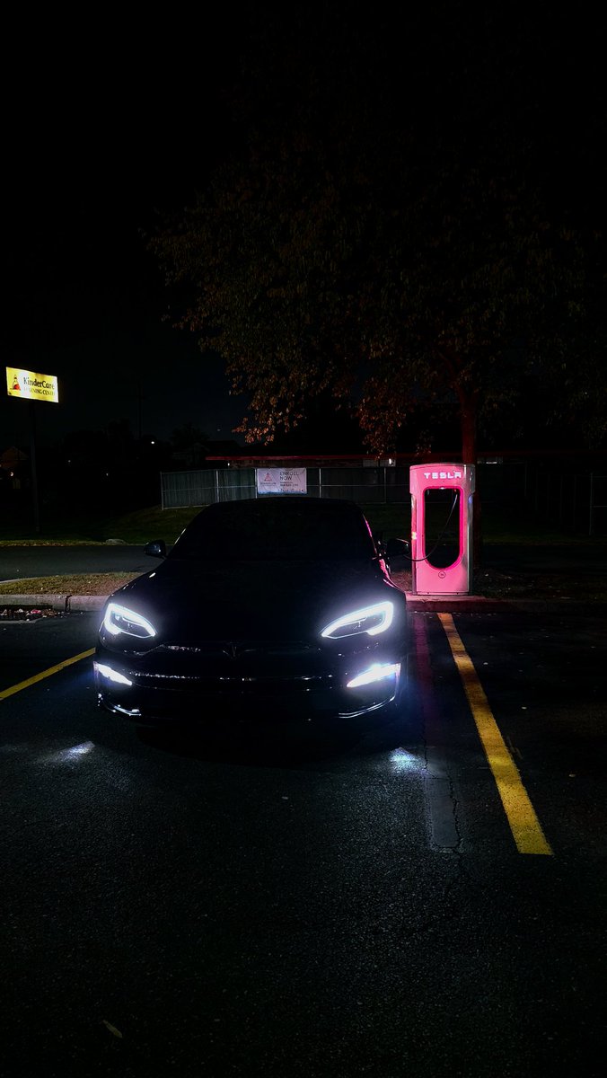 AsadAlv51488682's tweet image. Late Night Super Charger Party

#Tesla #fsdv14 #modelsPlaid @elonmusk