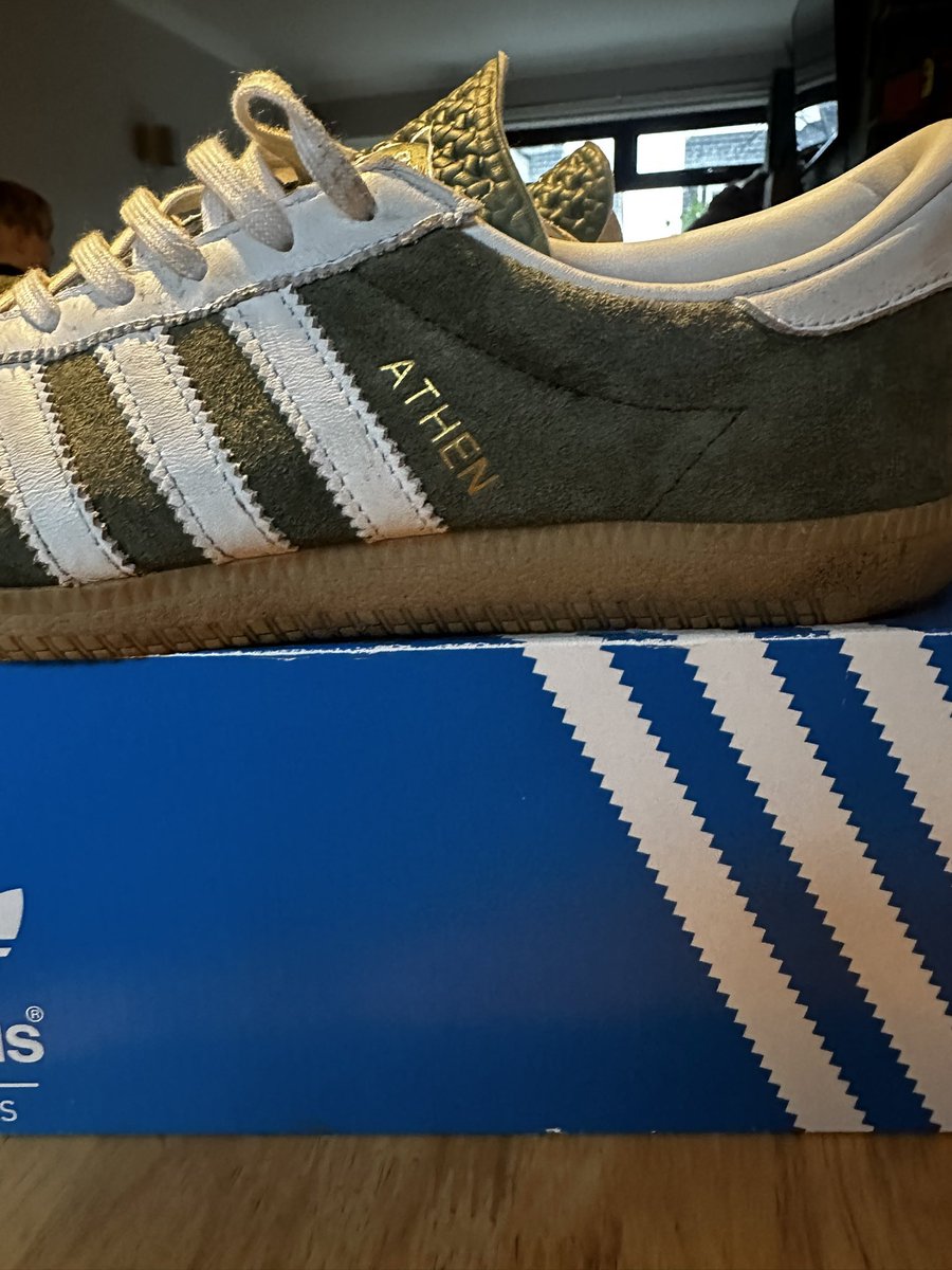 DaveBannon779's tweet photo. @adiFamily_ 2017 Size? Athen UK 9. Great condition apart from a slight bit of the tongue peeled off and a bit of discolouration to one of the soles £40 TYD (add G&amp;S for PayPal) https://t.co/yuZSAVjs7K