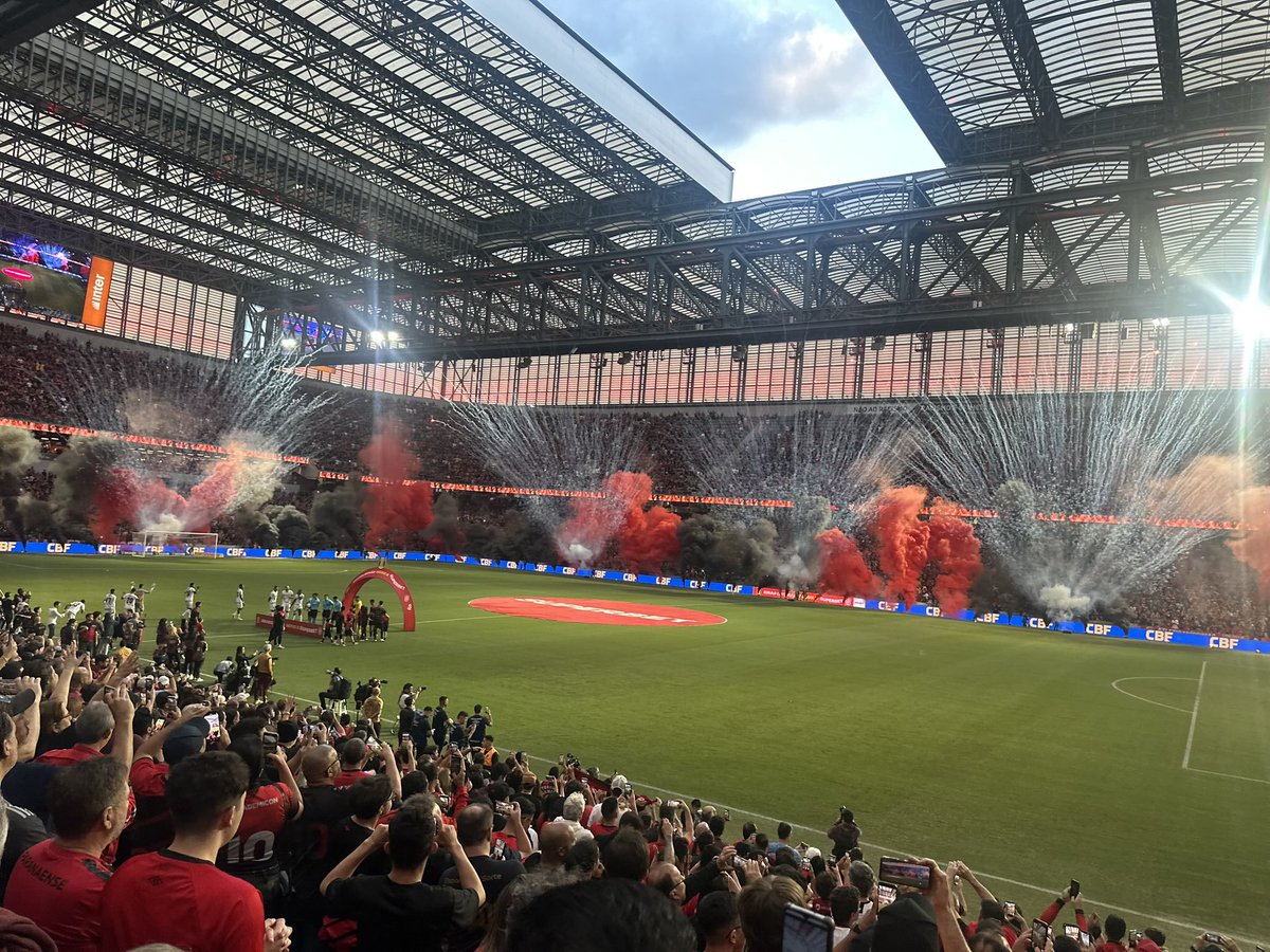 Não me canso de ver essas fotos de ontem. Que torcida, que estádio, que time!! Vamos por mais