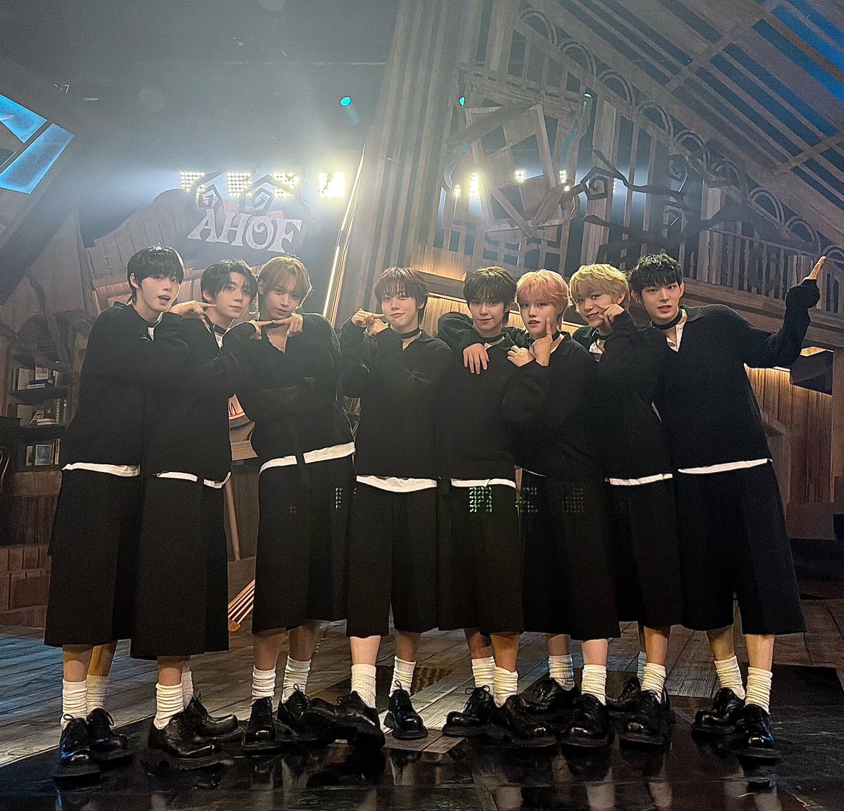 AHOF_official's tweet photo. [📸] 251109 인기가요 완료🤥

포하 덕분에 따뜻했던 주말❤️‍🔥 다음 주에도 함께 달려줄 거죠❓

#AHOF #아홉
#ThePassage
#피노키오는거짓말을싫어해
#AHOF_Pinocchio https://t.co/t96y9TgsIz