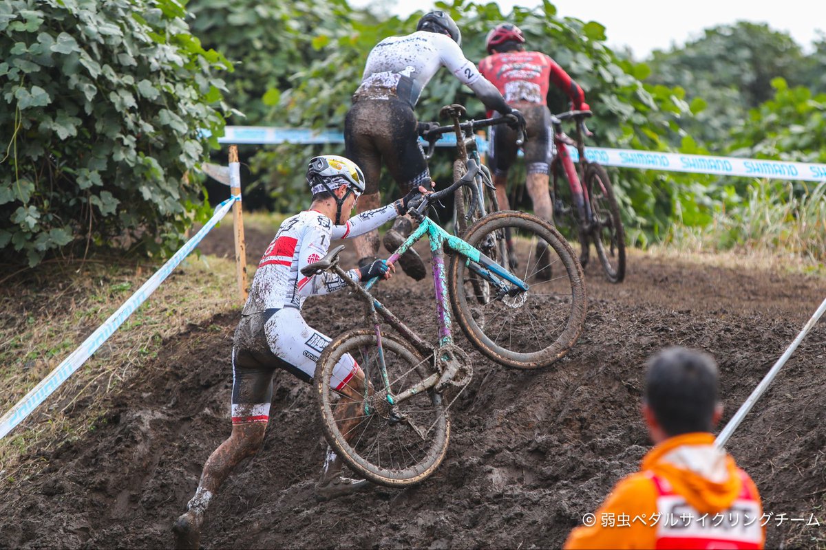 hijirioda's tweet photo. JCX 第4戦 幕張シクロクロス🏆

前回に続き、今回も泥レース。

前回届かなかったポディウムの一番高いところに、今回は立つことができました。

サポートしてくださったチームスタッフの皆さま、
そしてたくさんの応援、本当にありがとうございました！ https://t.co/heUEuoVCwb