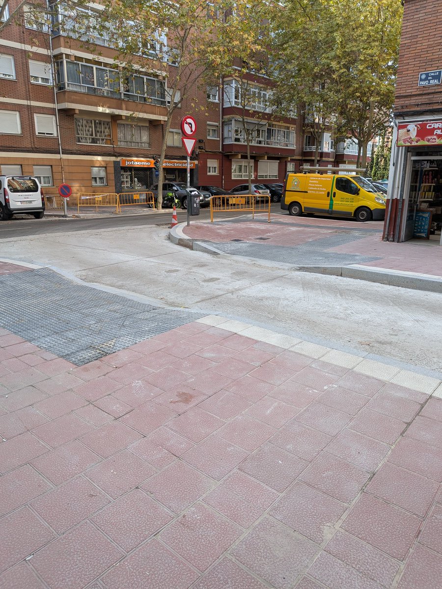 davigon2's tweet image. ¡¡Por fin ha tocado el arreglo de la calle Pavo Real en el barrio de pajarillos que creo que era la última del barrio que quedaba por arreglar!!
#obras #Valladolid #barrio #pajarillos