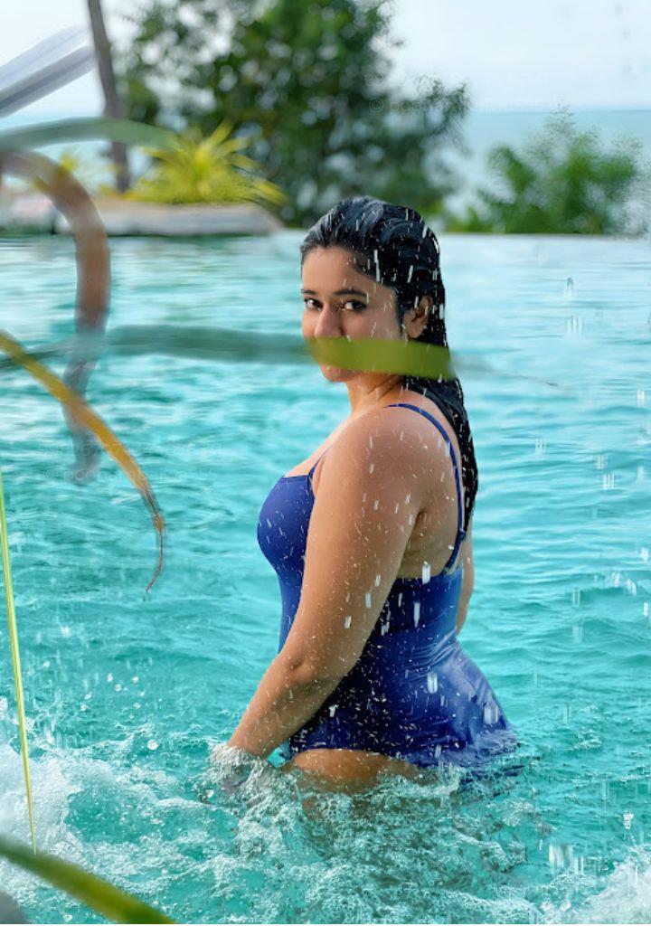 QuipyQuest's tweet image. Poonam Bajwa looking stunning, yaar! 🔥 #QueenVibes