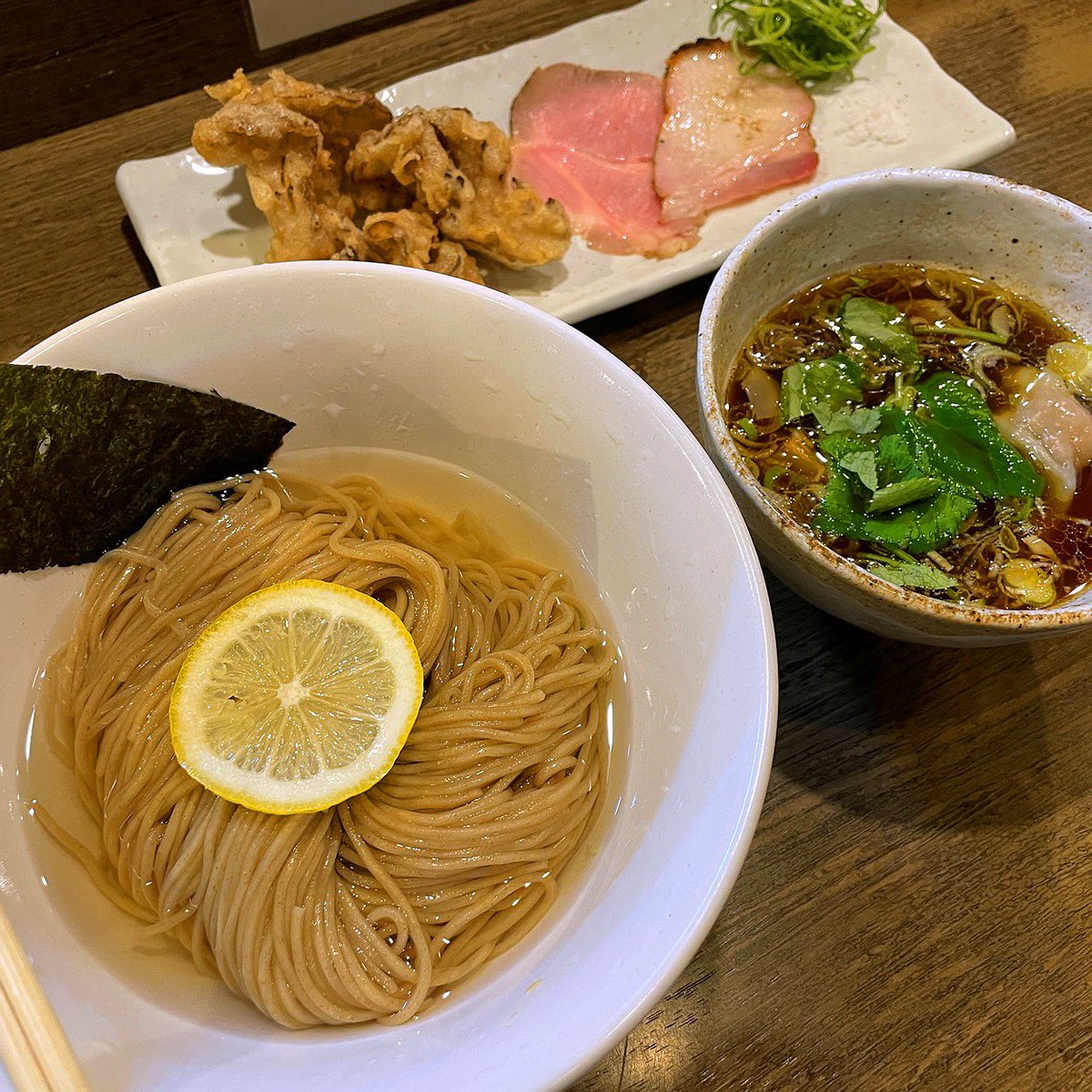 mofy0111's tweet photo. 八王子のらーめん楓

【限定】トリュフ香る舞茸とくるみの昆布水つけ麺＋フォロワーワンタン

西東京ラーメンラリーが開催されていると知り、食後に急遽参戦✨昆布水に浸かったライ麦麺を、香り高いつけ汁を潜らせて啜れば至福♡舞茸天ぷらサックサクでまさに秋麺🍜😋✨

#SSRMS
Tシャツ希望🙇‍♀️ https://t.co/gxYAvPGcJS