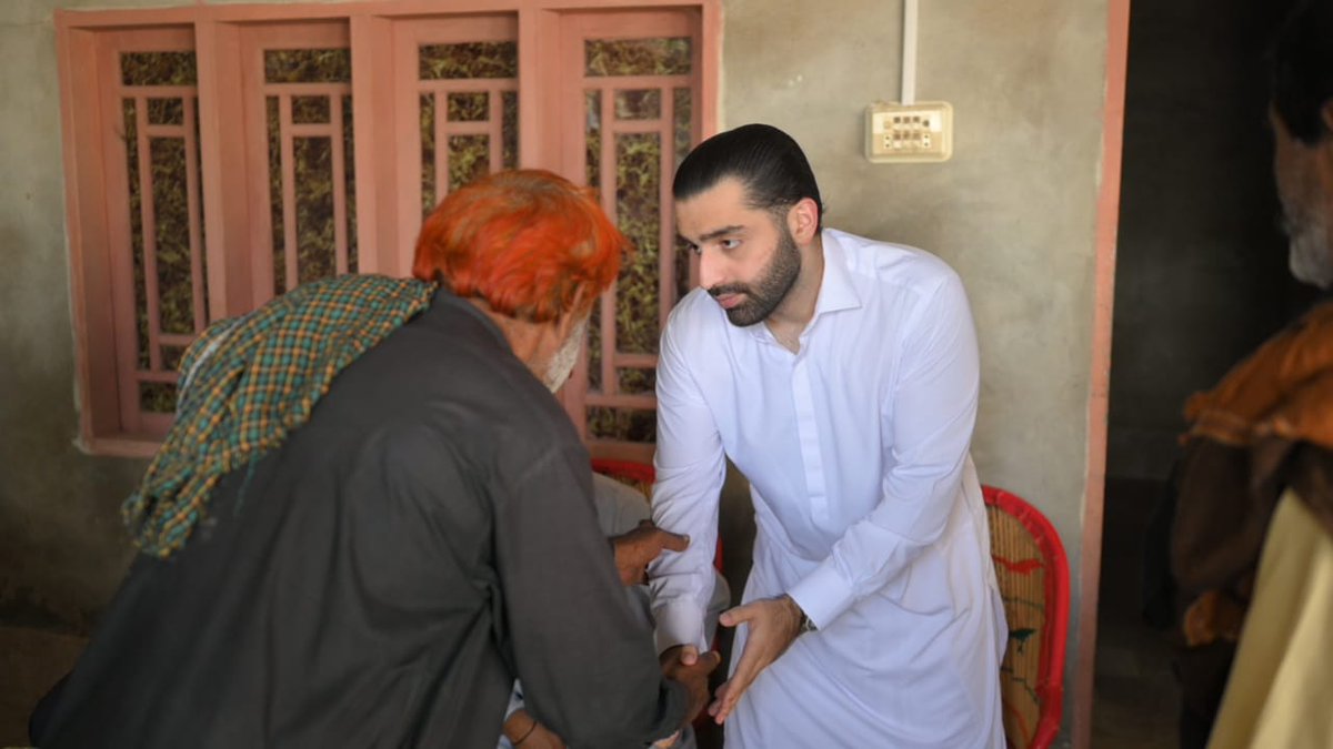 AliHyderKaleri1's tweet photo. پاکستان پیپلزپارٹی کے رہنما راول شرجیل میمن نے پی ایس 61 کے مختلف برادریوں سے اظہار تعزیت وفاتحہ خوانی کی اور لواحقین سے دلی ہمدردی کا اظہار کیا,
@rawalsharjeel @sharjeelinam https://t.co/ek5dmS5oFe